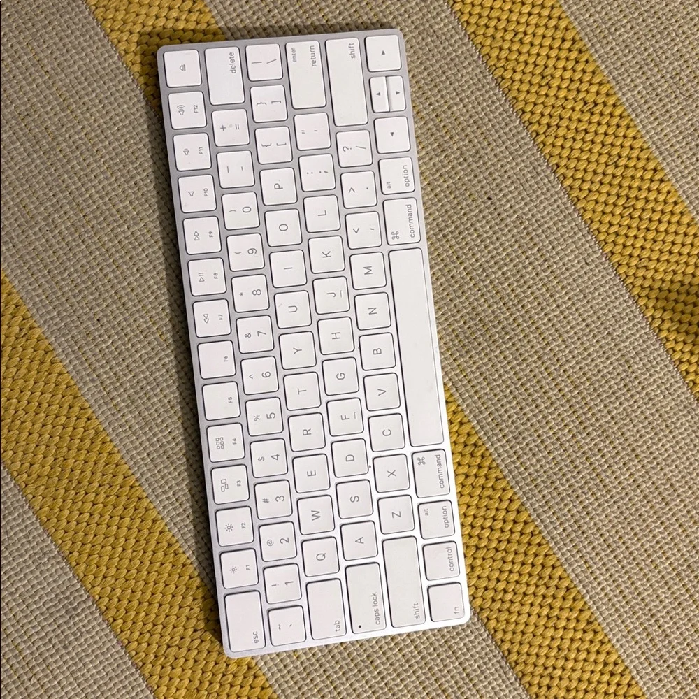 apple Wireless White Keyboard